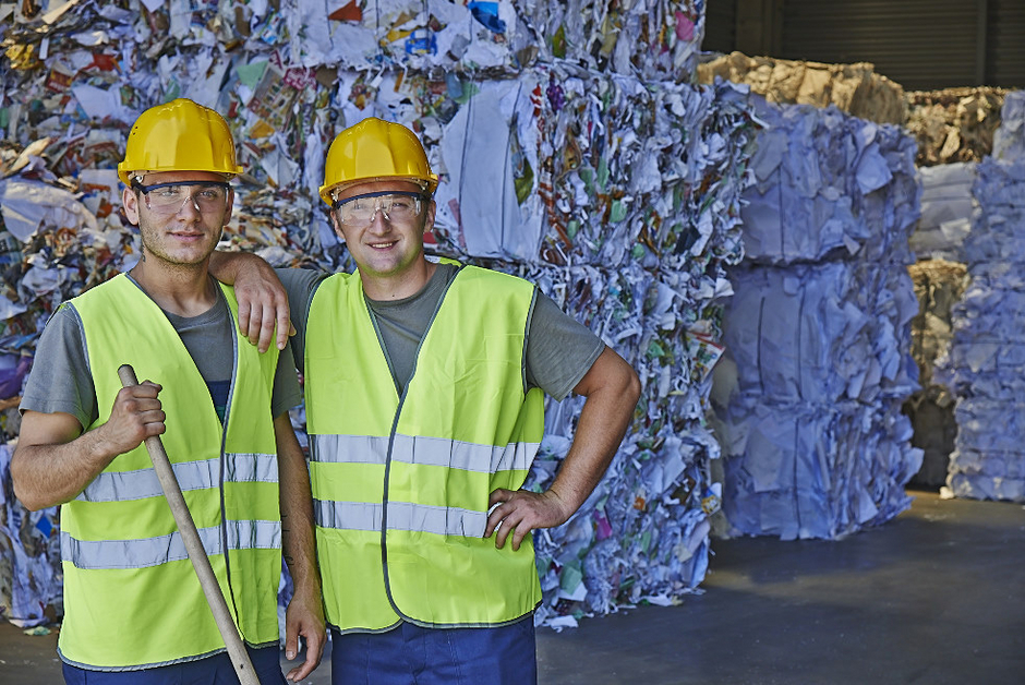 Photograph of 2 employees at Hamburger Recycling site